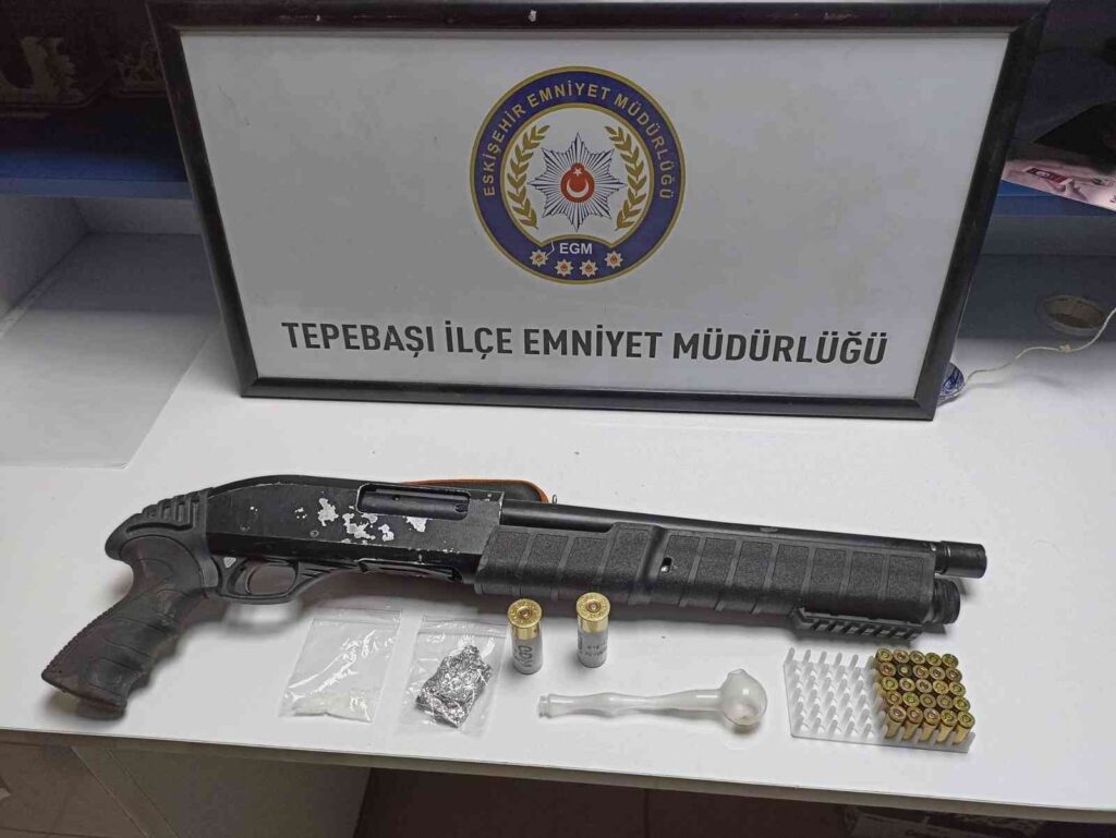 29 Aranan Şüpheli̇ni̇n Yakalandığı Deneti̇mlerde Çok Mi̇ktarda Uyuşturucu Madde Ele Geçi̇ri̇ldi̇