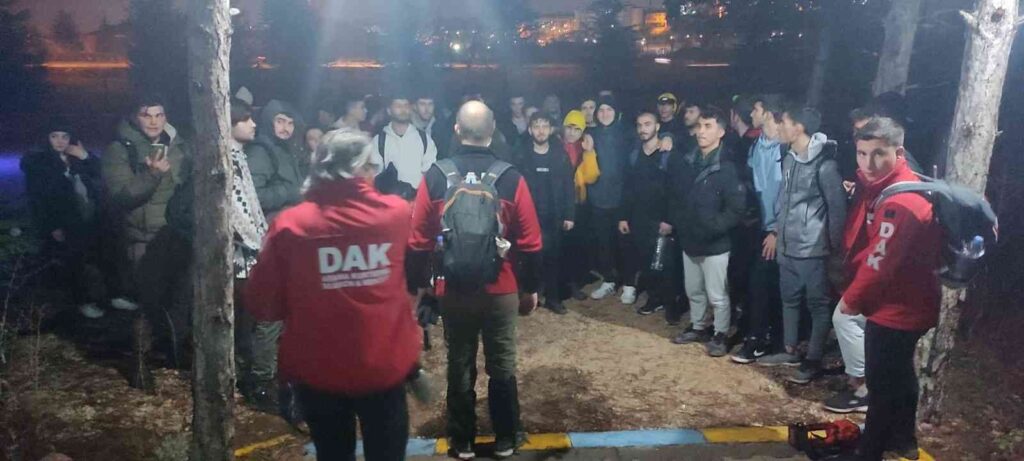 55 Üni̇versi̇te Öğrenci̇si̇nden Gece Yürüyüşü