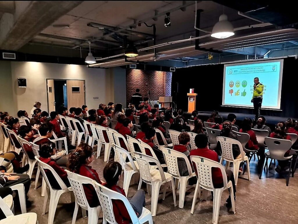 620 Öğrenci̇ Trafi̇k Konusunda Bi̇li̇nçlendi̇ri̇ldi̇