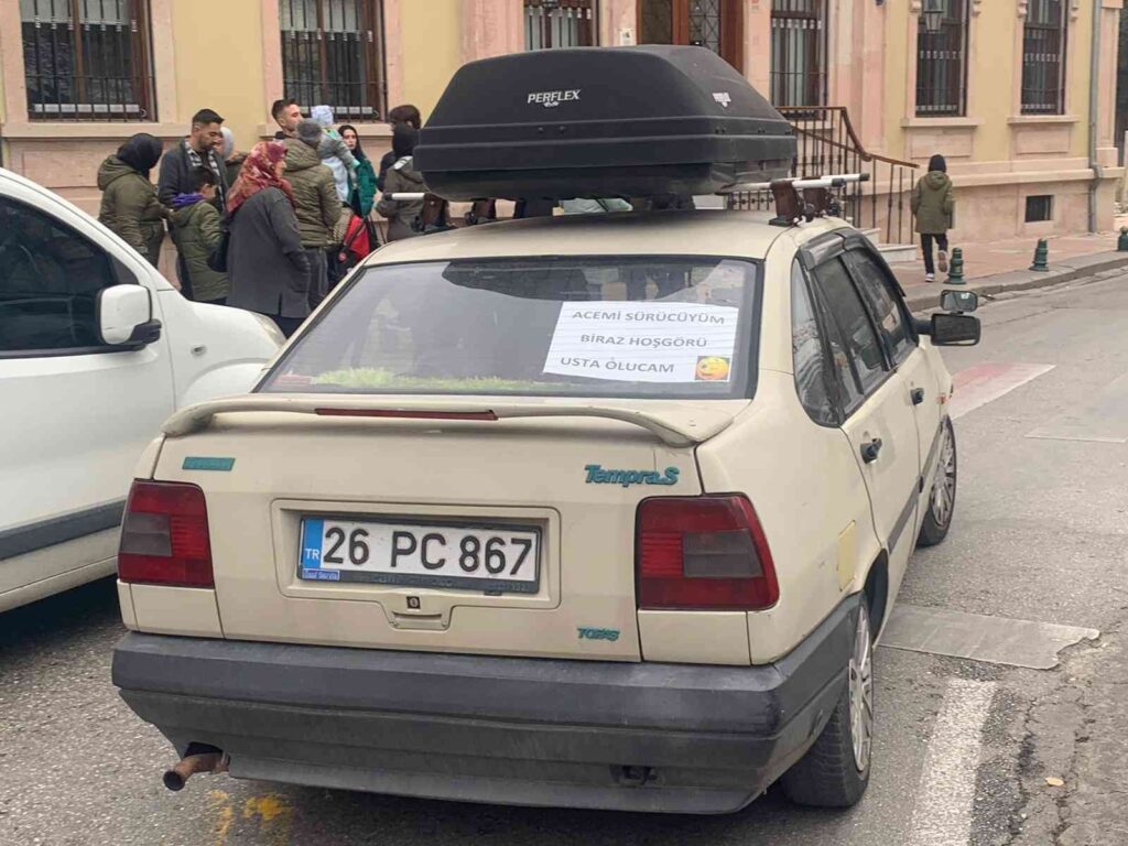 Acemi̇ Olduğunu Aracının Arka Camına Yazdı