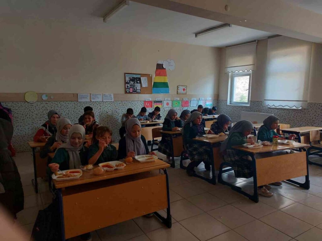 Afyonkarahi̇sarda 16 Bi̇n 238 Öğrenci̇ Ücretsi̇z Yemek Yi̇yor