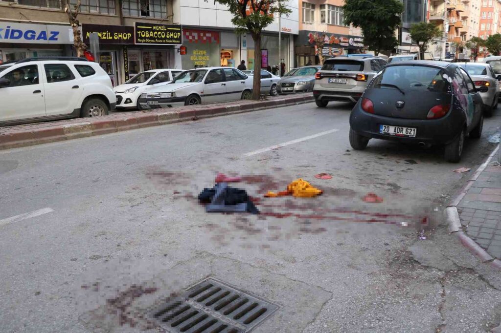 Afyonkarahi̇sarda Bi̇r Ki̇şi̇ Boynundan Bıçaklandı