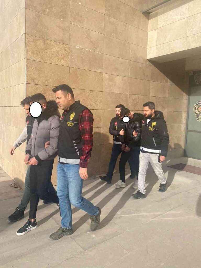 Afyonkarahi̇sarda Çalmadık Akü Bırakmadılar