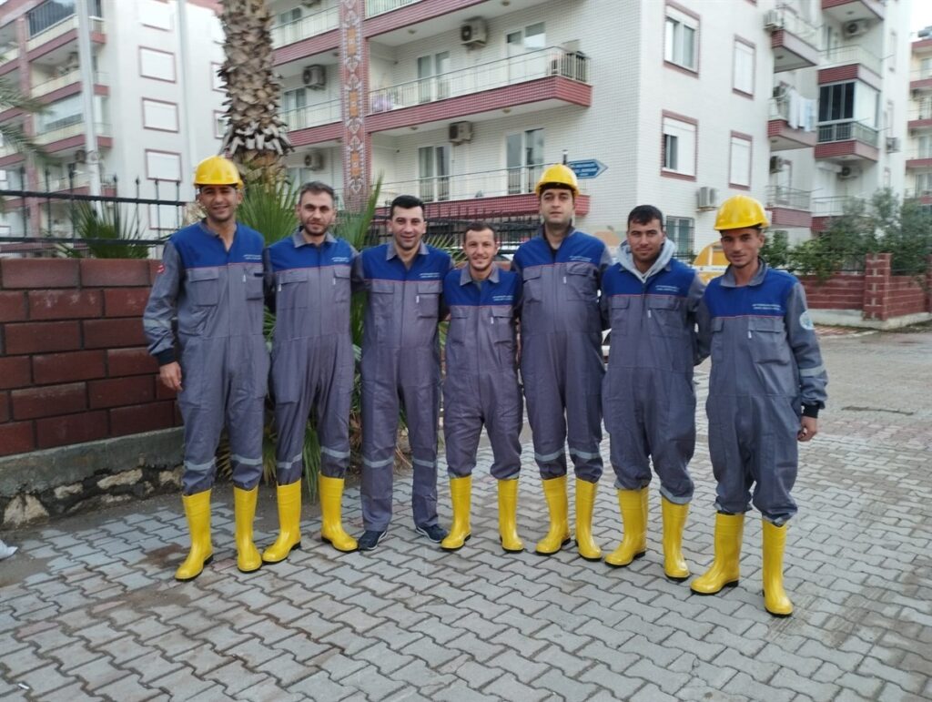 Afyonkarahi̇sardan Afet Bölgesi̇ne Destek İçi̇n Gi̇tti̇ler