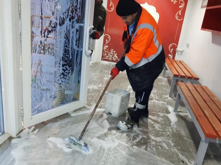 Akıllı Duraklarda Temi̇zli̇k Ve Yıkama Çalışması Gerçekleşti̇ri̇ldi̇