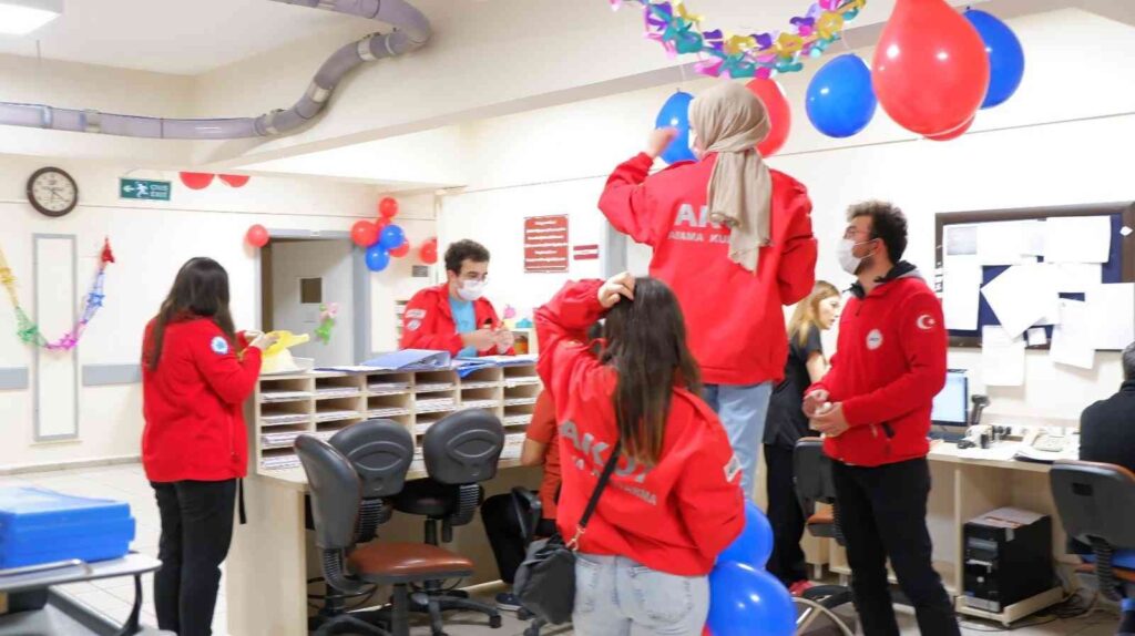 Akut Eski̇şehi̇r Eki̇bi̇nden Mi̇ni̇k Hastalara Yılbaşı Sürpri̇zi̇