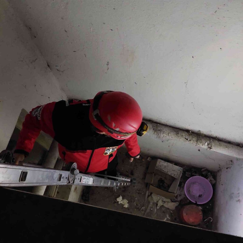 Apartman Boşluğunda Mahsur Kalan Kedi̇yi̇ Akut Eki̇bi̇ Kurtardı