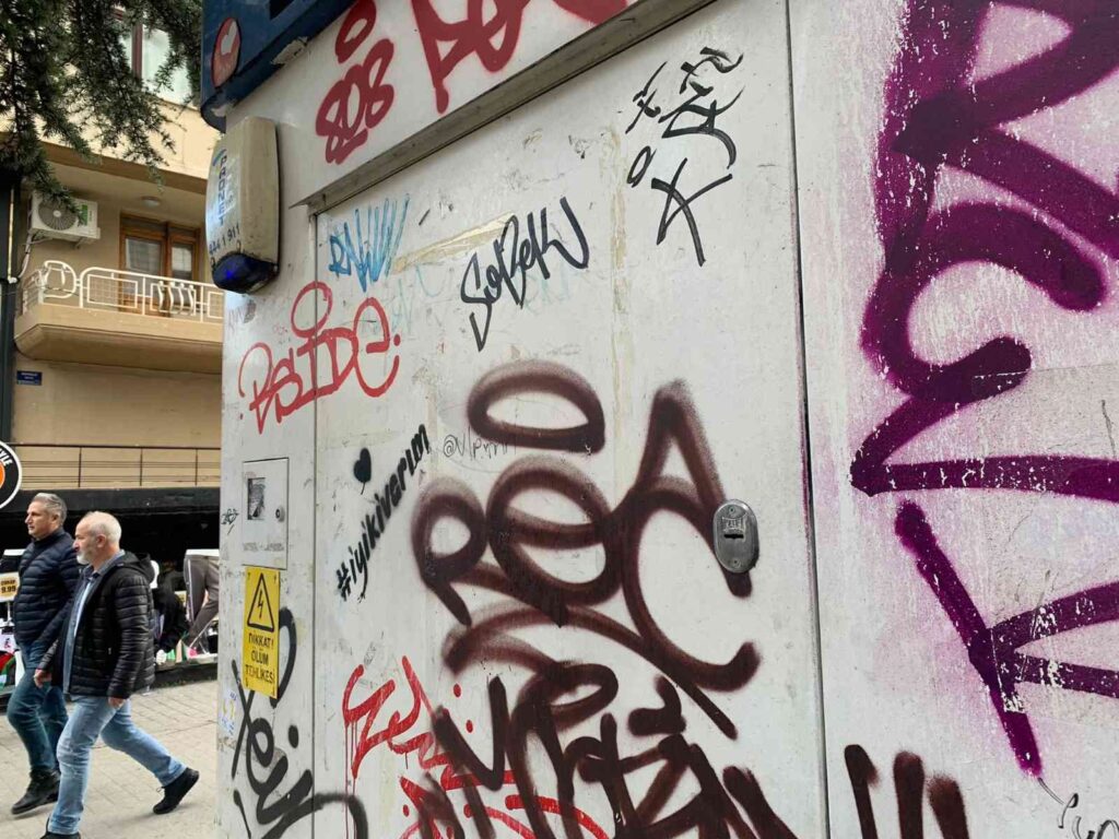 Bankamati̇kler Vandalların Hedefi̇ Oldu