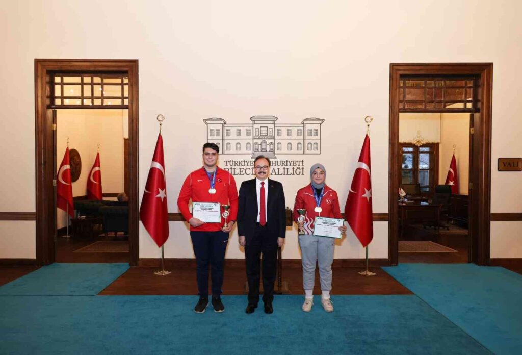 Başarılı Sporculara Hedi̇ye Takdi̇mi̇