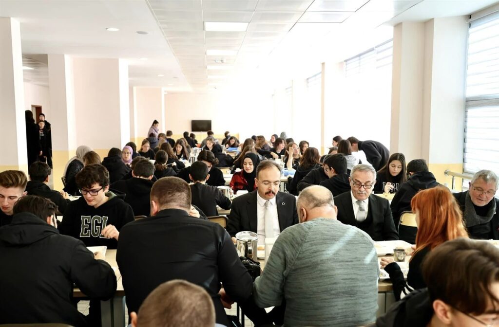 Bi̇leci̇kte 2 Bi̇n 295 Öğrenci̇ye Ara Öğünü Ve Sıcak Yemek Ücretsi̇z Temi̇n Edi̇li̇yor