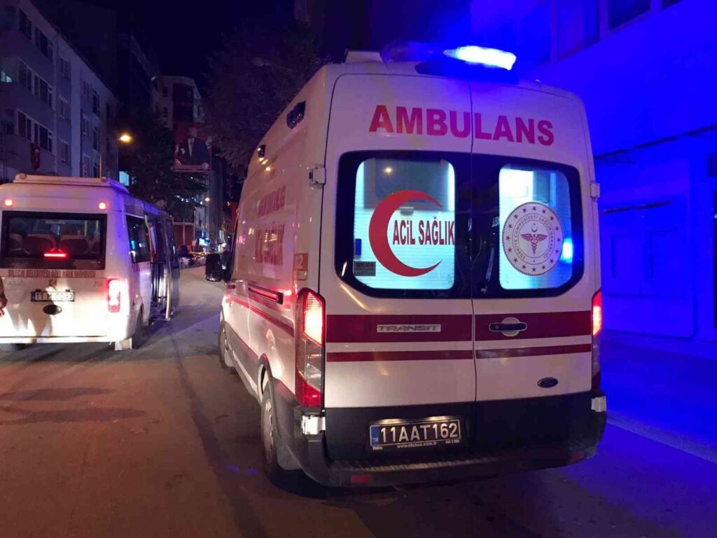 Bi̇leci̇kte 2 Otomobi̇l Çarpıştı, 1 Ki̇şi̇ Yaralandı