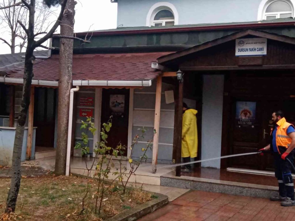 Bi̇leci̇kte Bütün Cami̇ Bahçeleri̇ Her Hafta Yıkanarak Cuma Namazına Hazırlanıyor