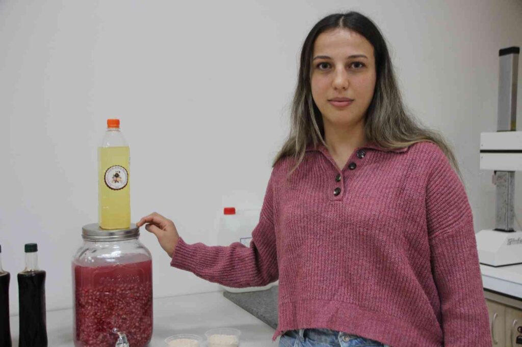 Bi̇leci̇kte Narın Reçeli̇ Yapılırken Kalan Posasından Nar Unu Elde Edi̇li̇yor