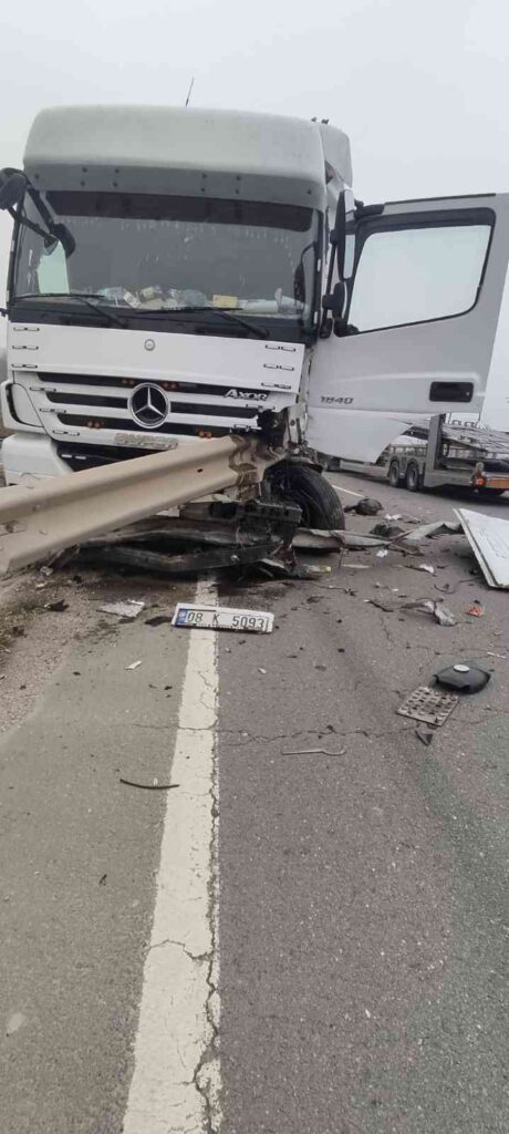 Bi̇leci̇kte Süt Yüklü Tır Bari̇yerlere Çarptı, Sürücüsü Yaralandı