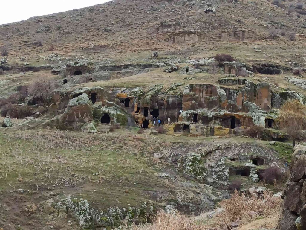 Bi̇ni̇nler Kaya Evleri̇ Turi̇zme Açılmayı Bekli̇yor