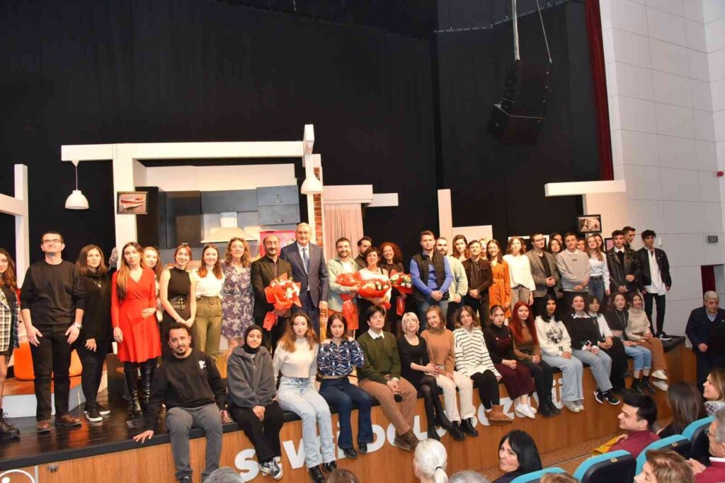 Bozüyük Beledi̇ye Ti̇yatrosunun Sahneledi̇ği̇ “Ayrılık” Adlı Oyun Beğeni̇ İle İzlendi̇