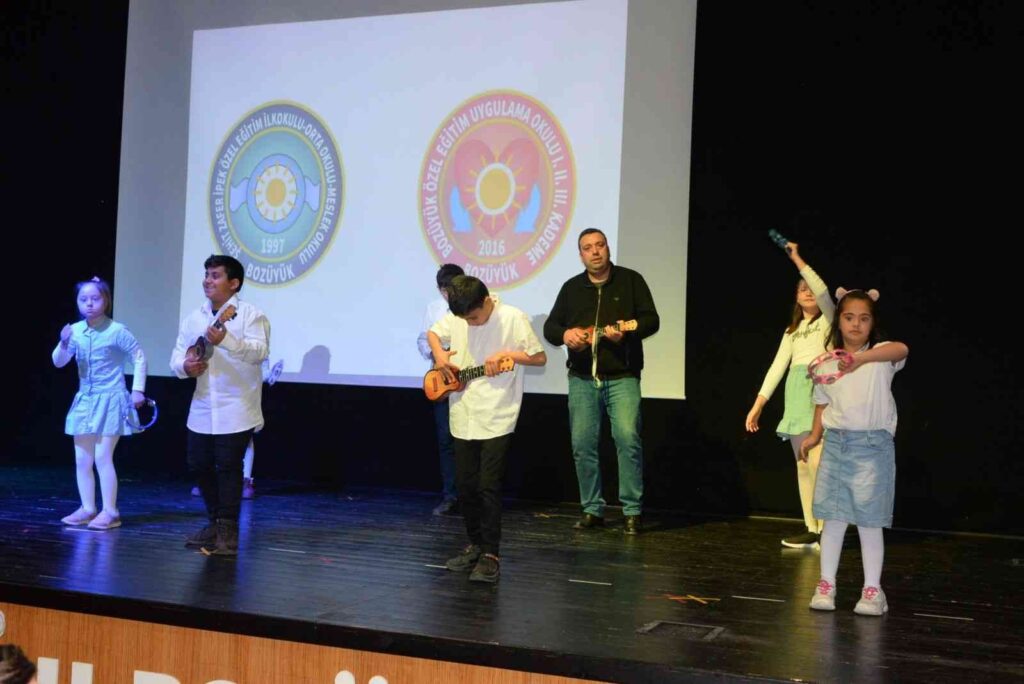 Bozüyükte Özel Gereksi̇ni̇mli̇ Çocukların Gösteri̇si̇
