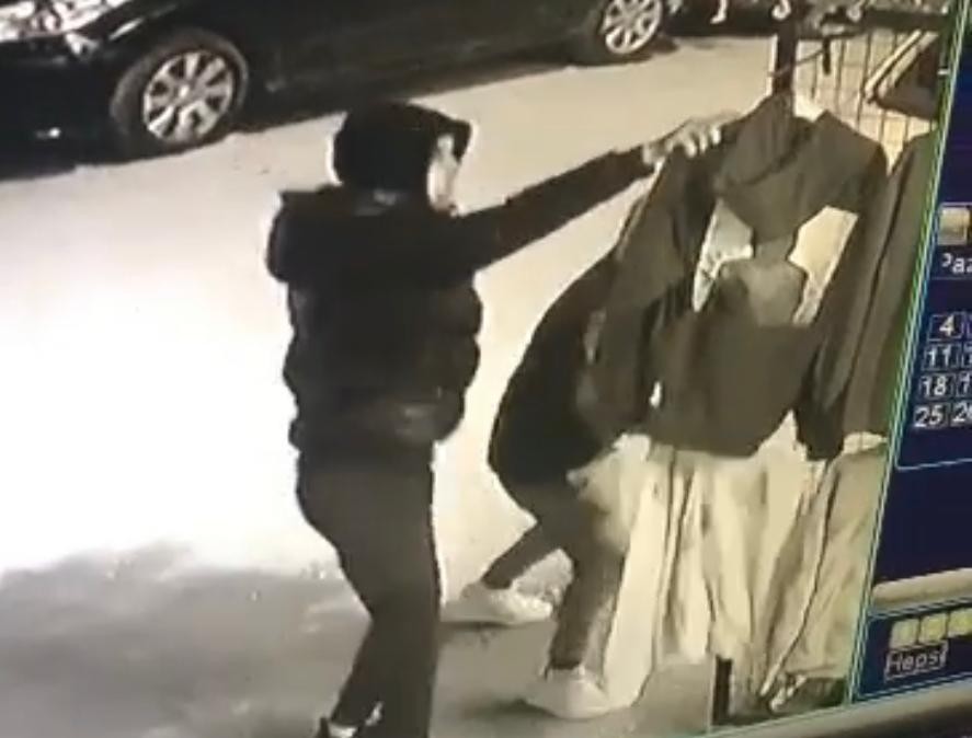 Bu Hırsızların Hedefi̇ Asılı Kıyafetler Oldu