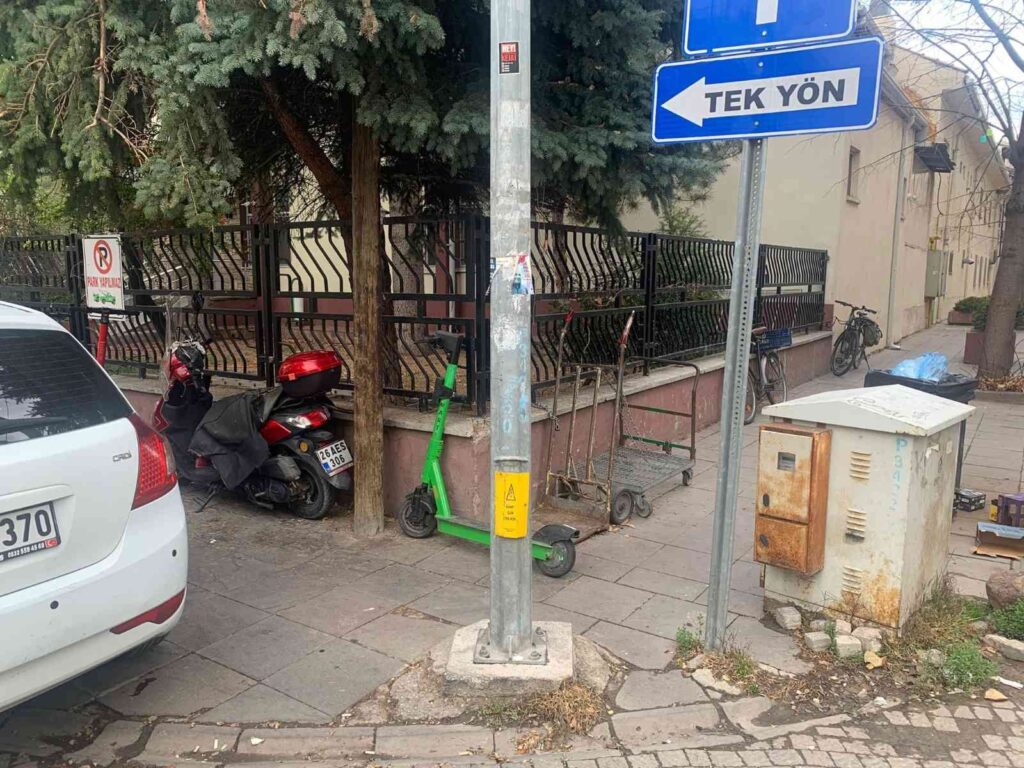 Bu Kaldırımda İnsan Hari̇ç Her Şey Var