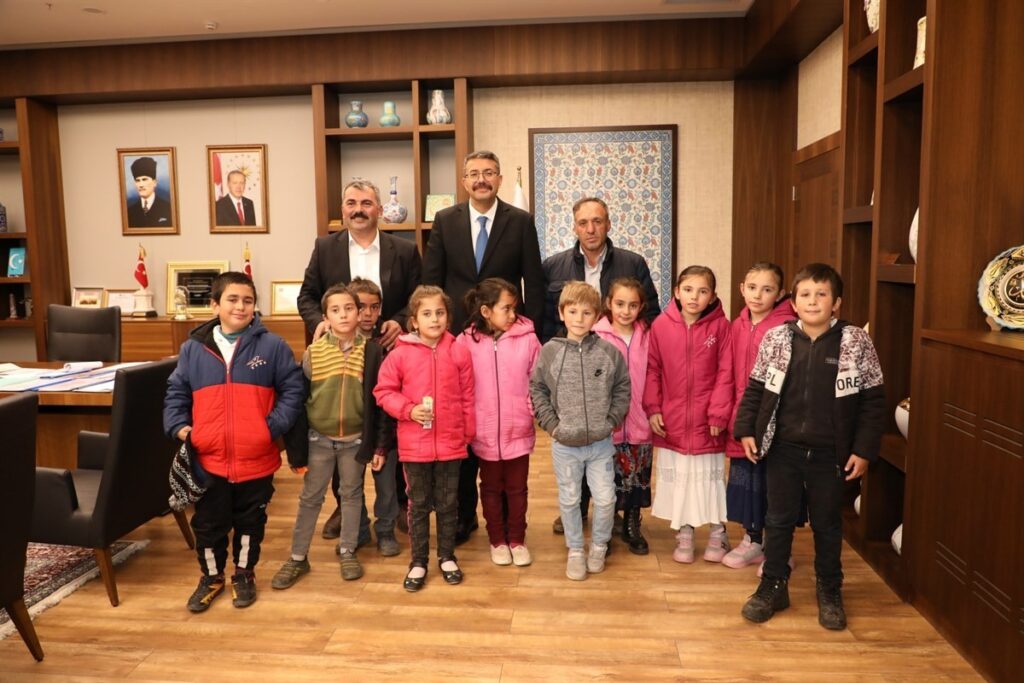 Çocuklardan Vali̇ Çeli̇ke Oyun Parkı Ve Futbol Sahası Teşekkürü