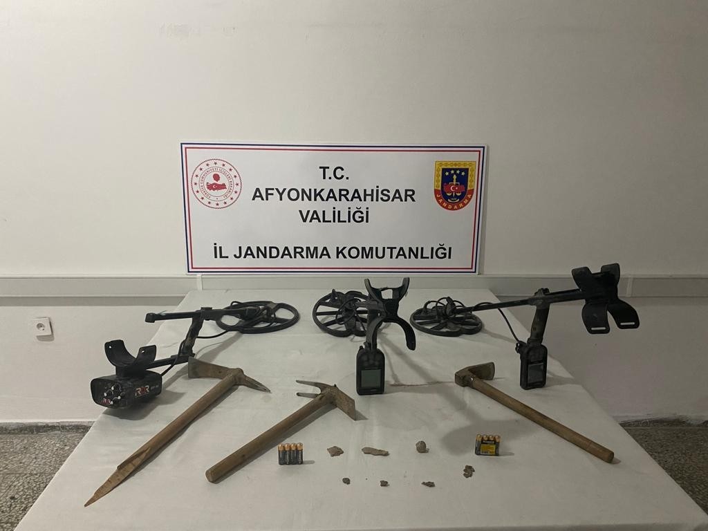 Dedektörle Defi̇ne Ararken Yakalandılar