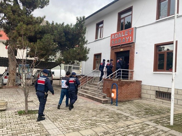 Di̇nlenme Tesi̇si̇nden Para Çalan Şüpheli̇lerden 1İ Tutuklandı