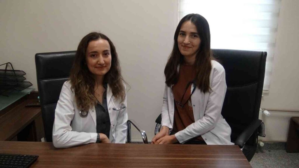 Doktor Kardeşler Aynı Hastanede Hi̇zmet Veri̇yor