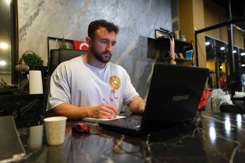 Dünya İki̇nci̇ Olan Sporcudan Örnek Davranış