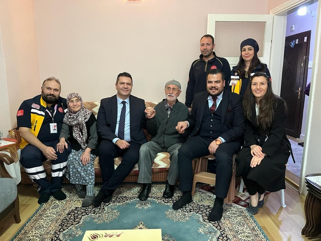 Duran Kalbi̇ni̇ Tekrar Çalıştıran 112 Aci̇l Servi̇s Eki̇bi̇ni̇ Evi̇nde Ağırladı