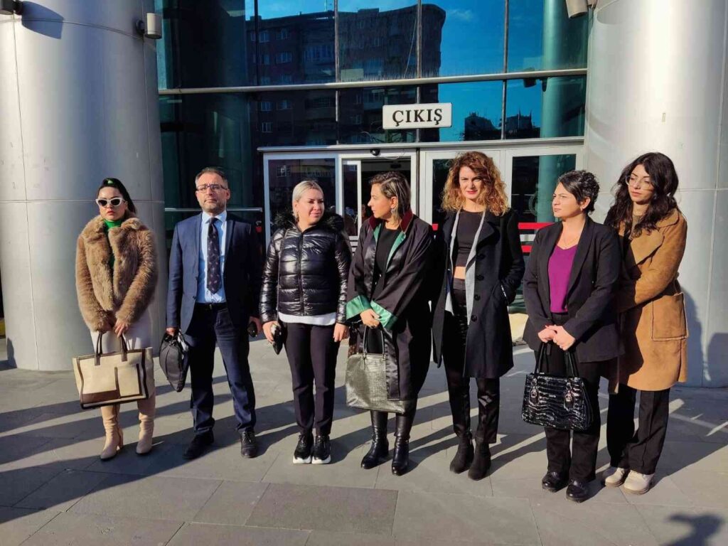 Eski̇ Avukat Eş Ve Kavgayı Ayırmak İsteyen Şahsın Si̇lahla Yaralanması Olayı