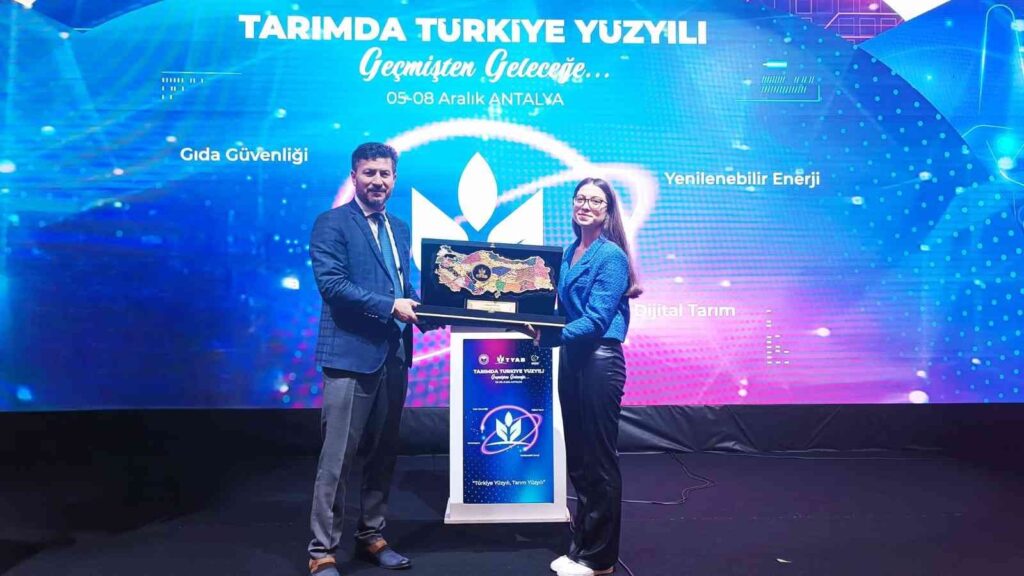 Eski̇şehi̇rli̇ Üni̇versi̇te Öğrenci̇si̇ Genç Kadın Çi̇ftçi̇ye Tarımda Türki̇ye Yüzyılı Plaketi̇