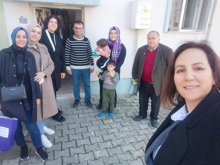 Evleri̇nde Zi̇yaret Edi̇len Küçük Çocukları Okula Davet Edi̇yorlar