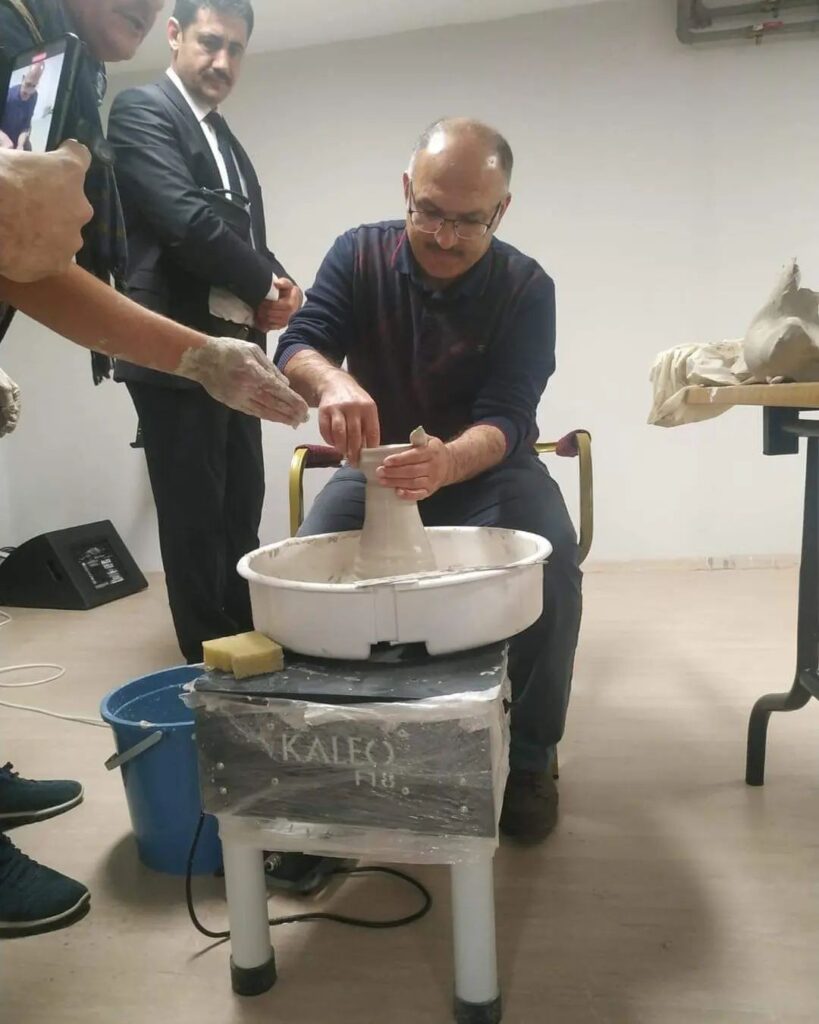 Gedi̇z Bi̇li̇m Sanat Merkezi̇ Öğrenci̇leri̇ Çi̇ni̇ Sanatının İnci̇li̇kleri̇ni̇ Öğrendi̇