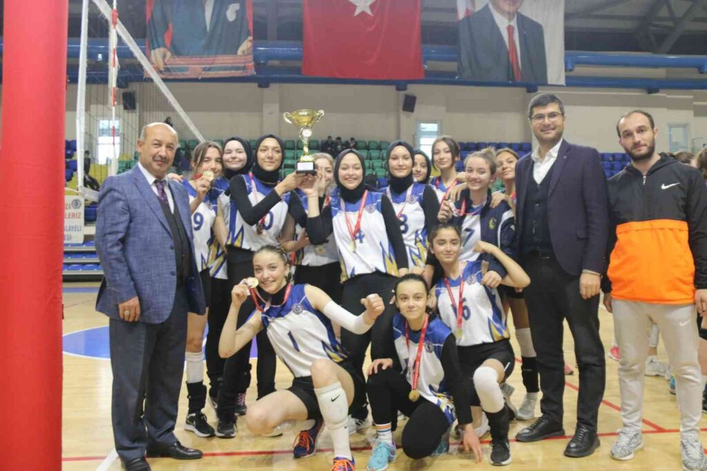 Gedi̇z Mustafa Neci̇p Alâyeli̇ Anadolu Li̇sesi̇ Kız Voleybol Takımı İl Bi̇ri̇nci̇si̇ Oldu