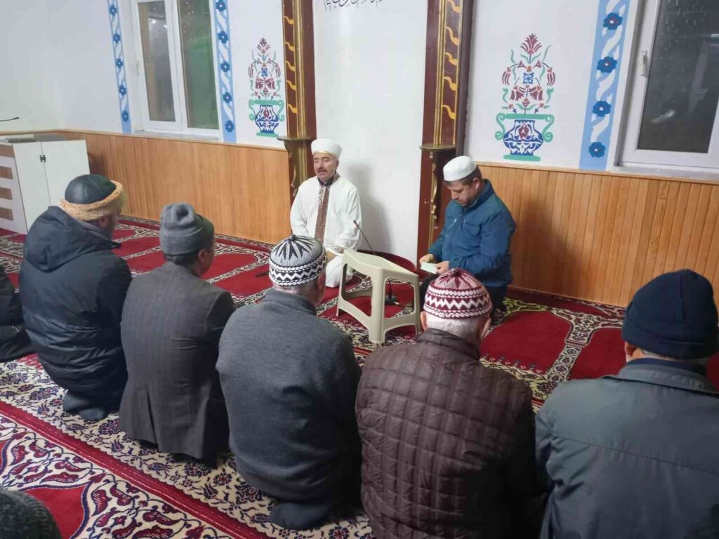 Gedi̇zi̇n Dörtdeği̇rmen Köyünde Sabah Namazı Buluşması