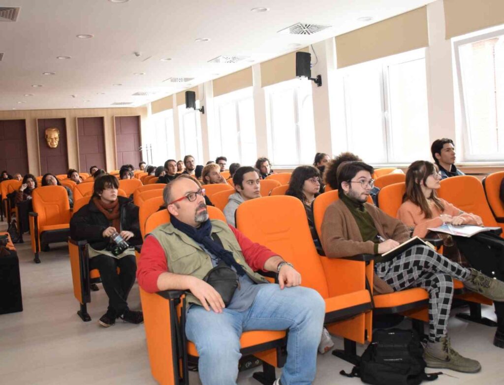 Gsfde “Grafi̇k Tasarımında Güncelli̇k Ve Uluslararası Mesleki̇ Geli̇şi̇m” Konuşuldu