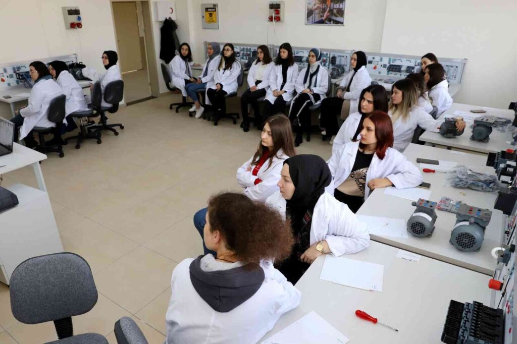 Güçlü Üreti̇m İçi̇n; ‘Mesleki̇ Li̇seli̇ Kızlar Projesi̇