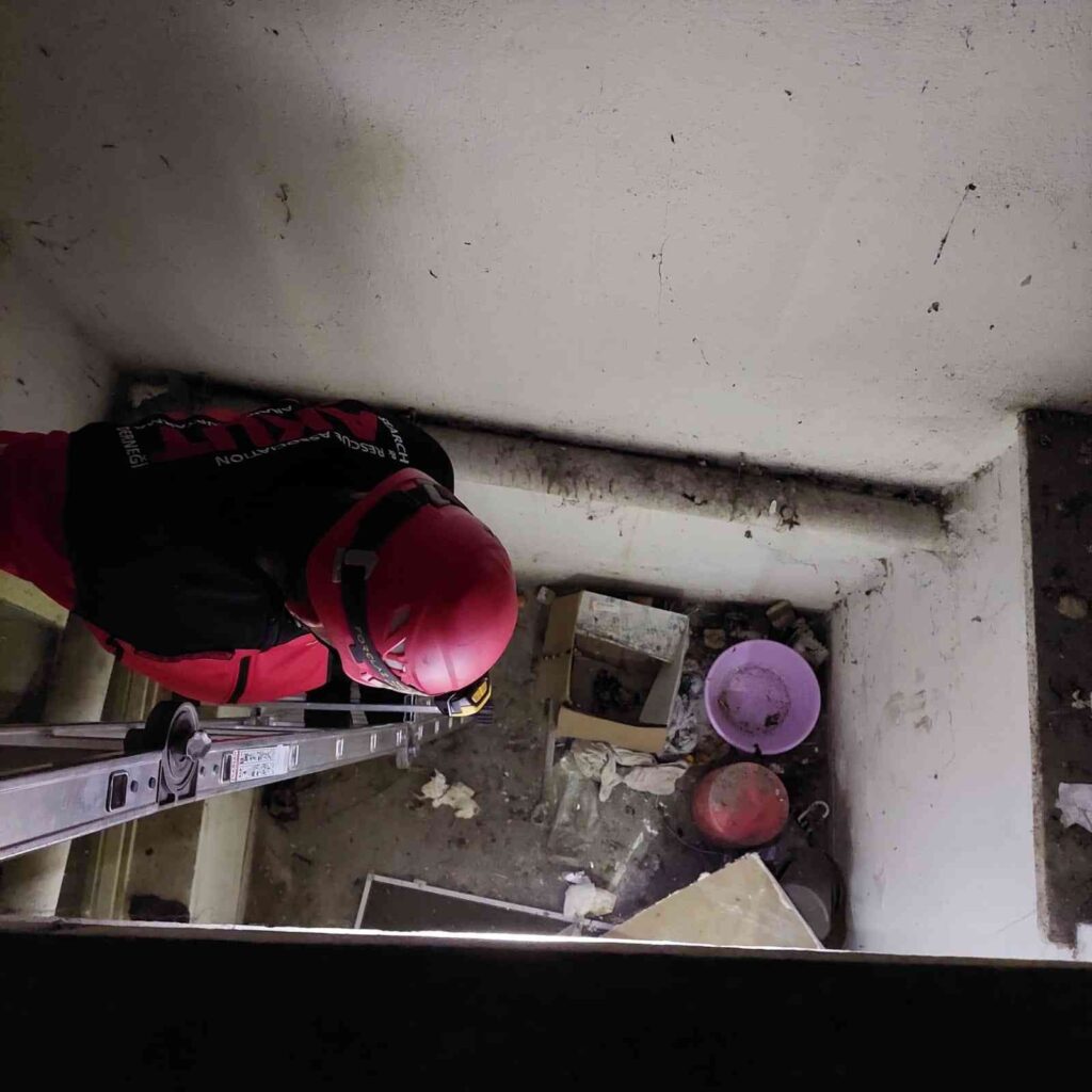 Havalandırma Boşluğunda Mahsur Kalan Kedi̇ Akut Gönüllüleri̇ Tarafından Kurtardı