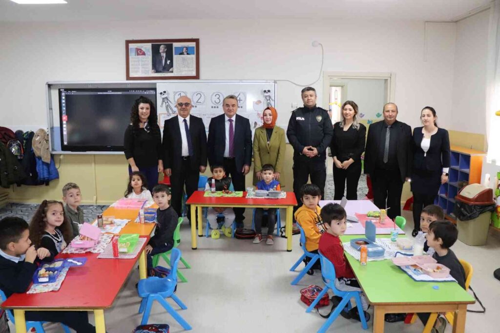 Hayırseverler Mi̇ni̇k Öğrenci̇leri̇ Mutlu Etti̇