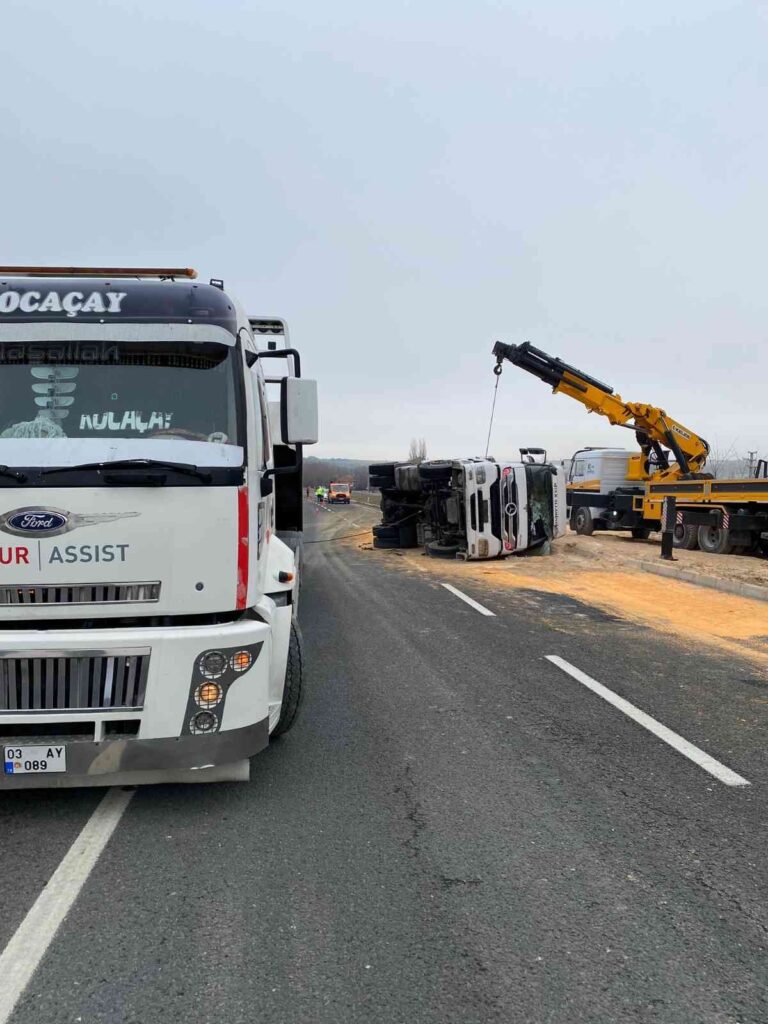 Hayvan Yemi̇ Yüklü Kamyon Devri̇ldi̇