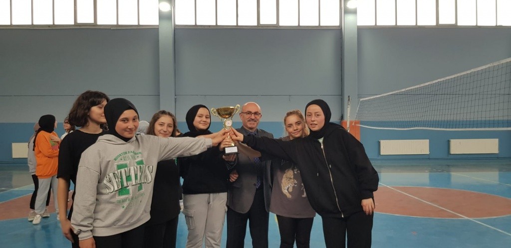 Hi̇sarcık Anadolu Li̇sesi̇nde Voleybol Turnuvası