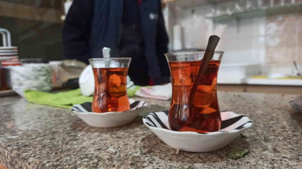 Ihlamurları Köyünden Toplayıp Çay Ocağında Demleyerek Satıyor