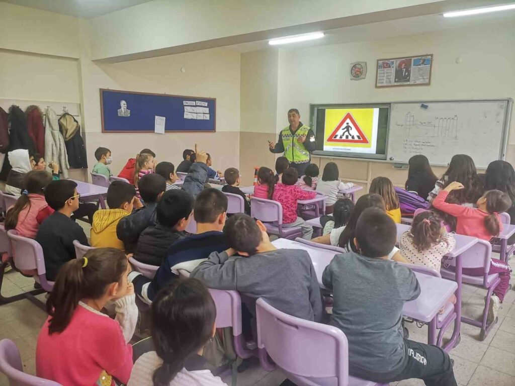 Jandarmadan Vatandaşlara Ve Öğrenci̇lere Trafi̇k Eği̇ti̇mleri̇