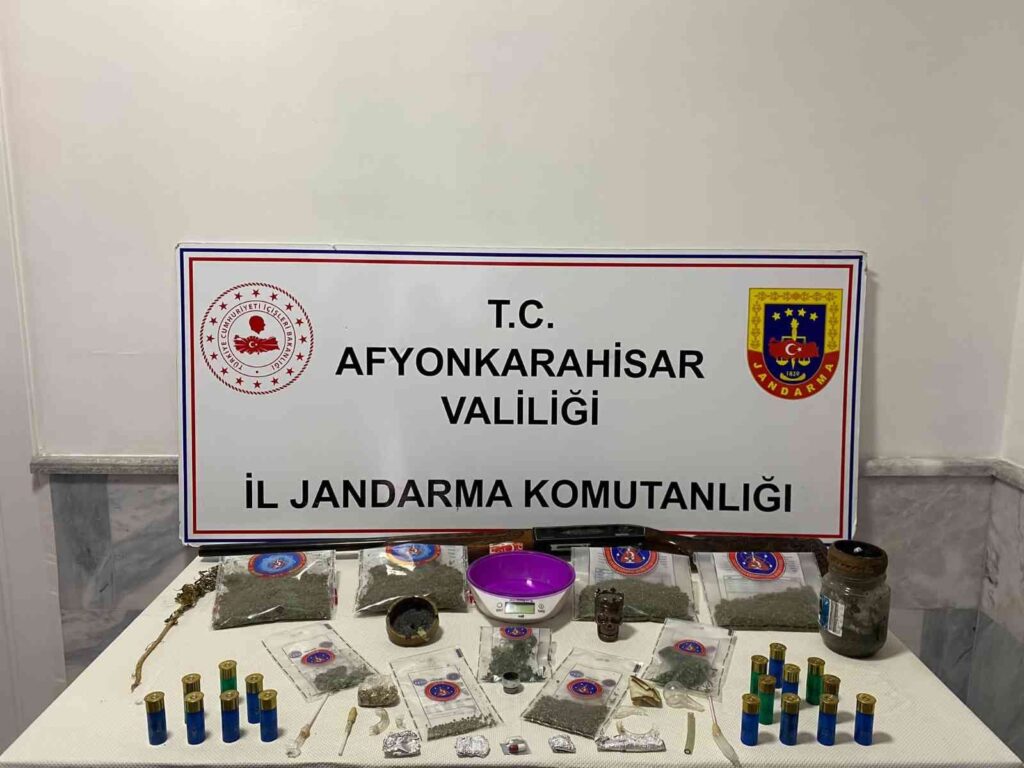 Jandarmanın Baskın Düzenledi̇ği̇ Evden Uyuşturucu Zulası Çıktı