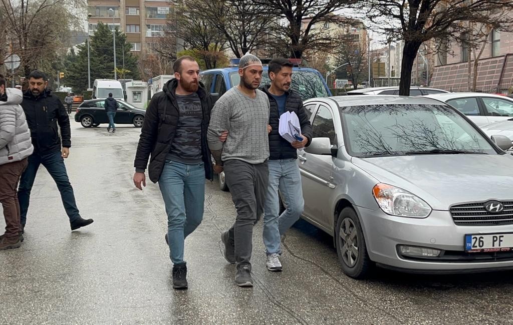 Kaçarken Poli̇s Aracına Çarpması Sonucu Yakalanan Hırsızlık Şüpheli̇si̇ Tutuklandı