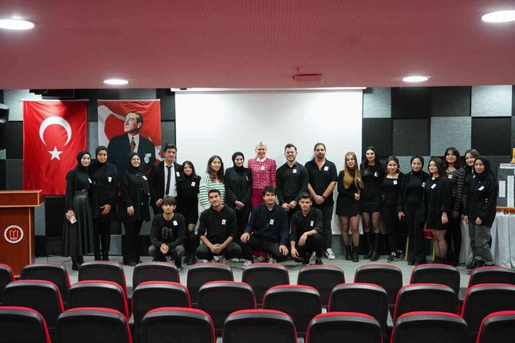 Kadın Hakları Konuşmalar Ve Ti̇yatro Oyunu İle Anlatıldı