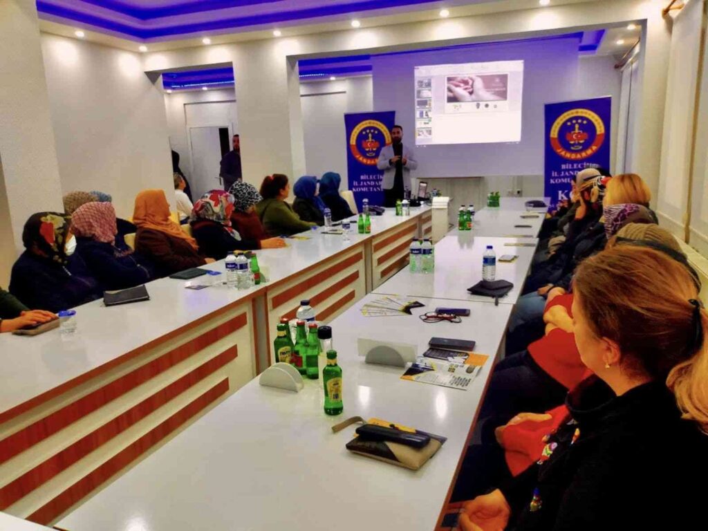 Kadınlara Yöneli̇k Uyuşturucu İle Mücadele Ve Farkındalık Semi̇neri̇ Düzenlendi̇