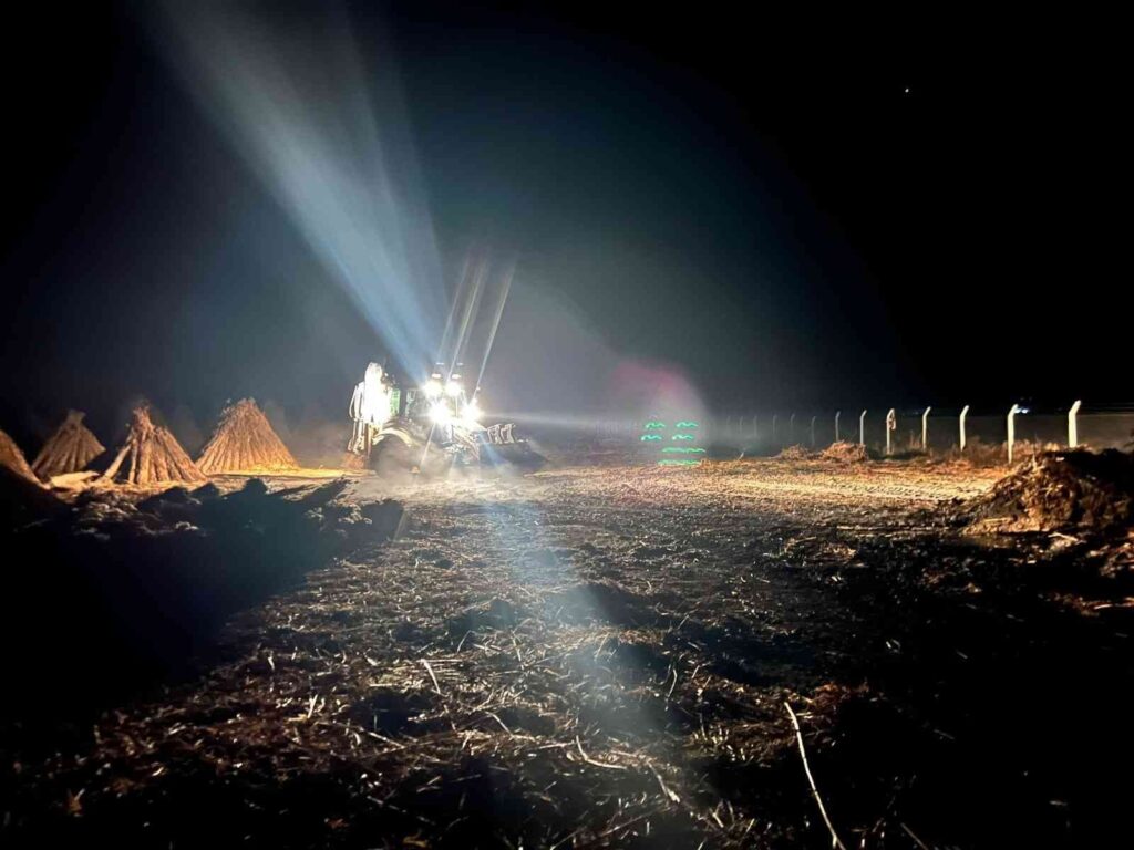 Kamış Depolama Alanında Çıkan Yangın Güçlükle Söndürüldü