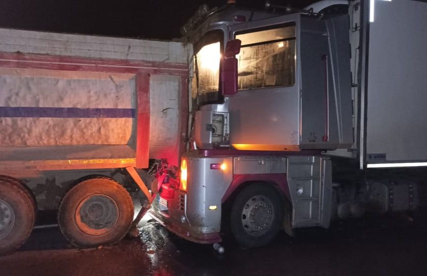 Kamyon Tıra Arkadan Çarptı