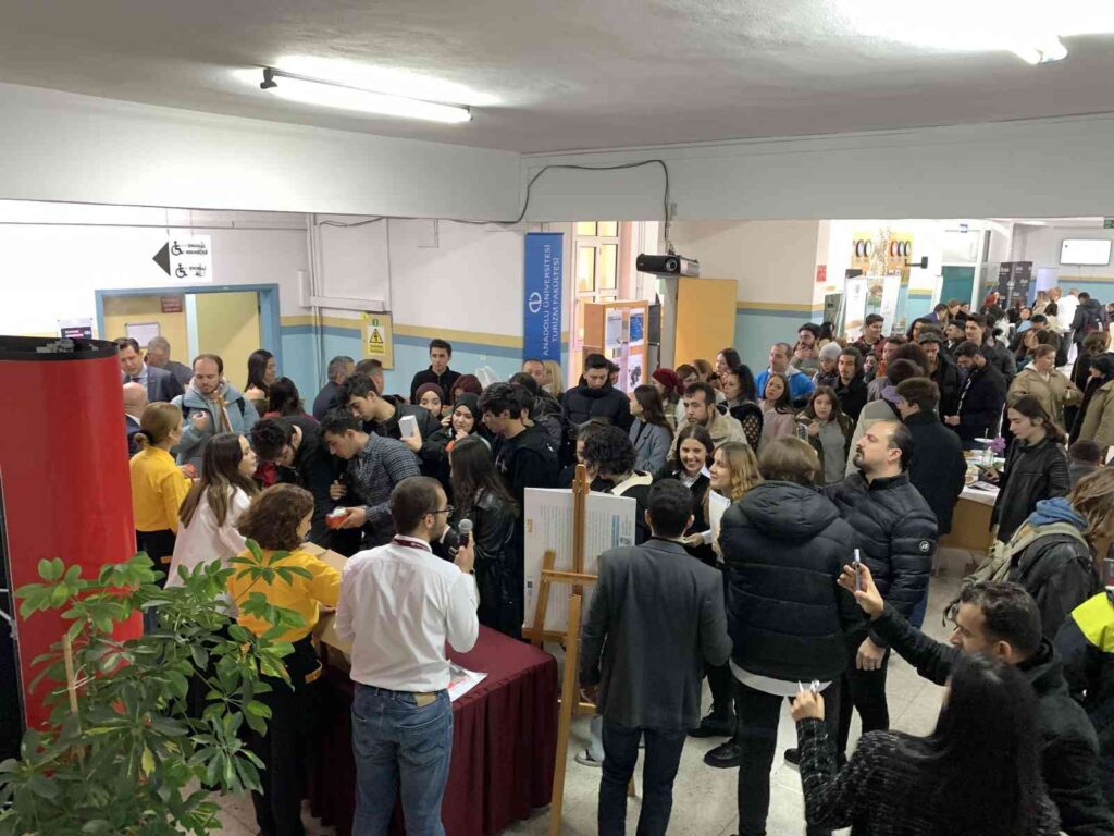 Kari̇yer Günleri̇ Etki̇nli̇ği̇nde Öğrenci̇lere Ücretsi̇z Yemek İkramı